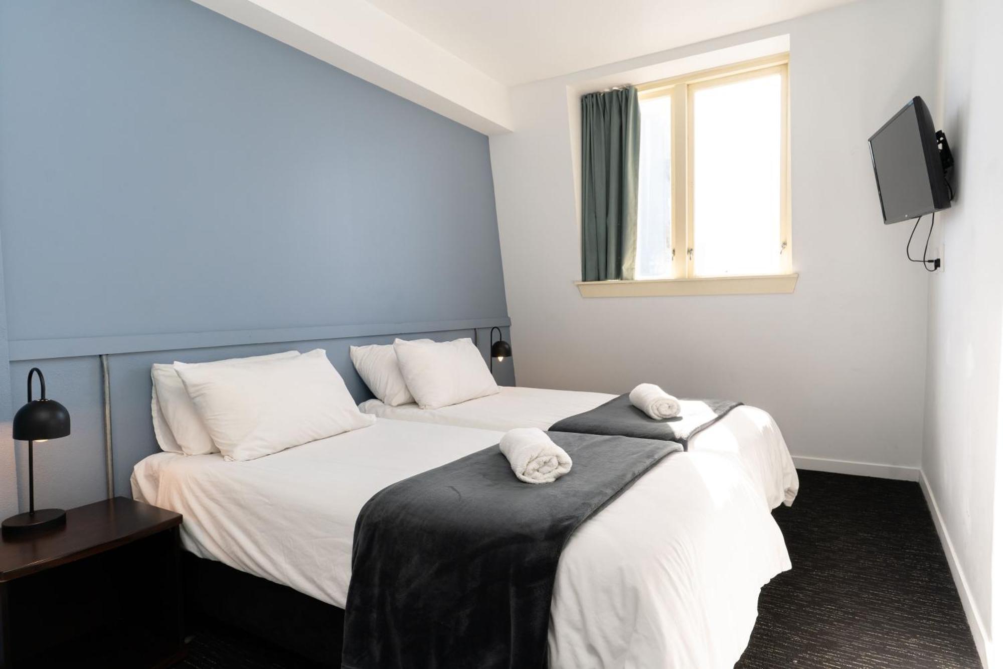 Chambre Lits Jumeaux avec Salle de Bains Commune